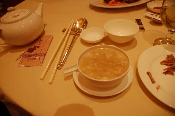 Foto von Kantonesische Meeresfrüchtesuppe (Hai Huang Geng) – fertig angerichtet