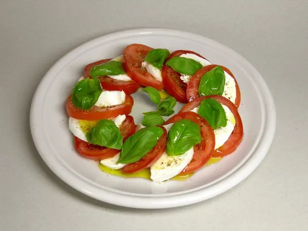 Foto von Klassische Insalata Caprese – fertig angerichtet