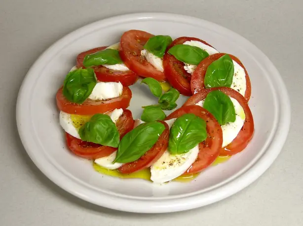 Foto von Insalata Caprese (Tomate-Mozzarella-Salat) – fertig angerichtet