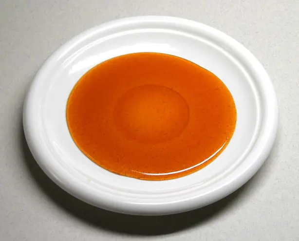 Foto von Klassische Karamellsauce (Bernstein-Stil) – fertig angerichtet