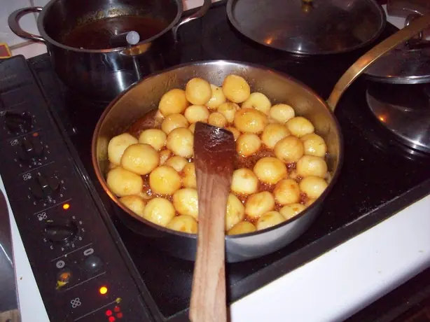 Foto von Dänische Karamellkartoffeln (Brunede kartofler) – fertig angerichtet