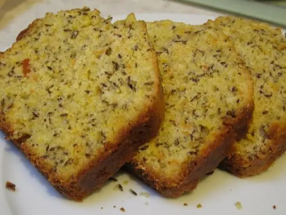 Foto von Traditioneller Britischer Kümmelkuchen (Caraway Seed Cake) – fertig angerichtet