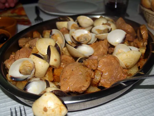 Foto von Carne de Porco à Alentejana – fertig angerichtet