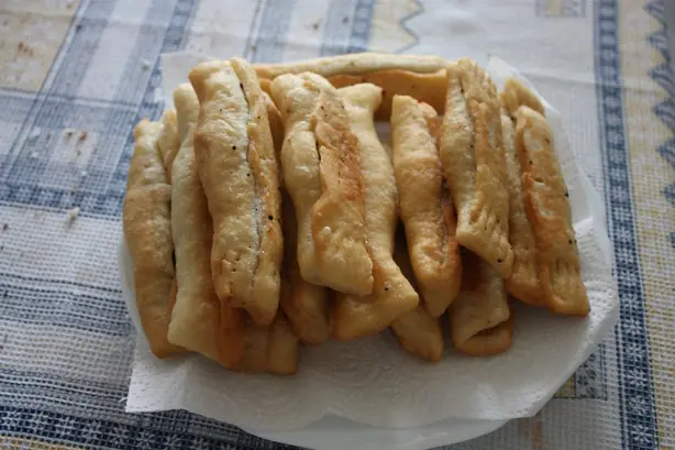 Foto von Asturische Casadiellas (Walnuss-Anis-Röllchen) – fertig angerichtet