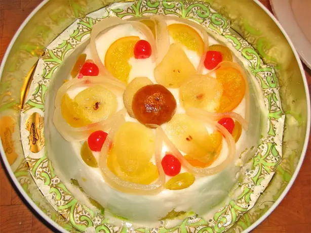 Foto von Cassata Siciliana (Traditionelle sizilianische Schichttorte) – fertig angerichtet