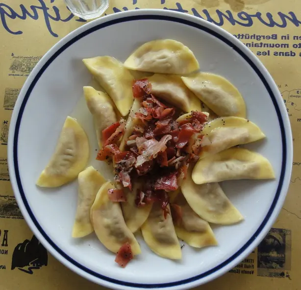 Foto von Casunziei all'Ampezzana (Rote-Bete-Ravioli aus den Dolomiten) – fertig angerichtet