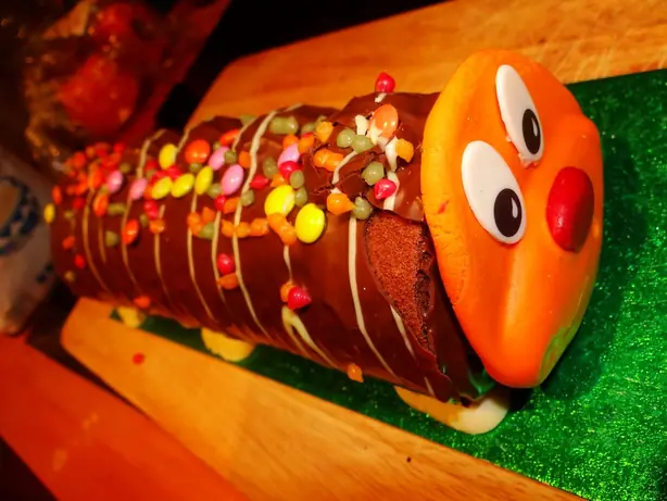 Foto von Colin die Raupe – Der kultige Schokoladen-Rollenkuchen – fertig angerichtet