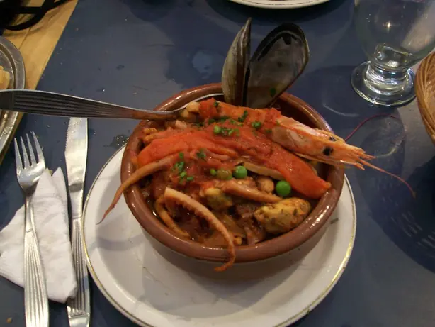 Foto von Katalanische Fisch-Zarzuela (Zarzuela de Pescado y Marisco) – fertig angerichtet