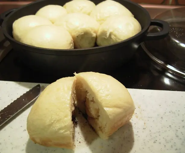 Foto von Klassische bayerische Dampfnudeln mit Karamellkruste – fertig angerichtet