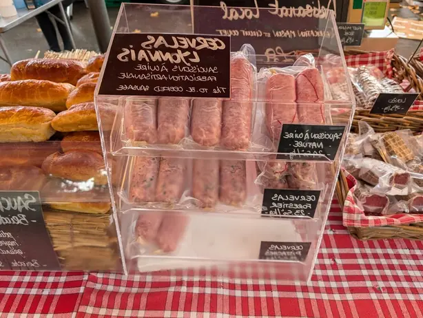 Foto von Cervelas de Lyon mit warmem Kartoffelsalat – fertig angerichtet