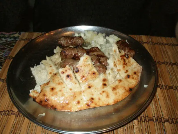 Cevapcici in somun – Foto: ZlatanBratovic at English Wiki (PUBLIC DOMAIN)