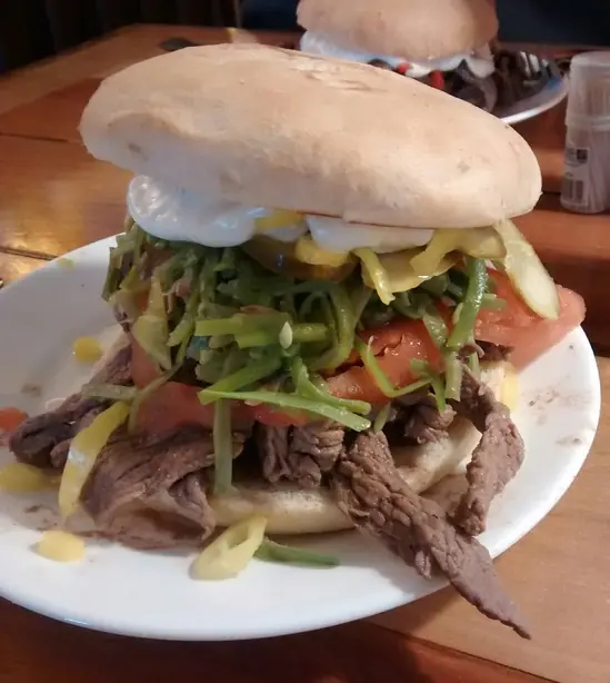 Foto von Chacarero – Chilenisches Steak-Sandwich mit grünen Bohnen – fertig angerichtet