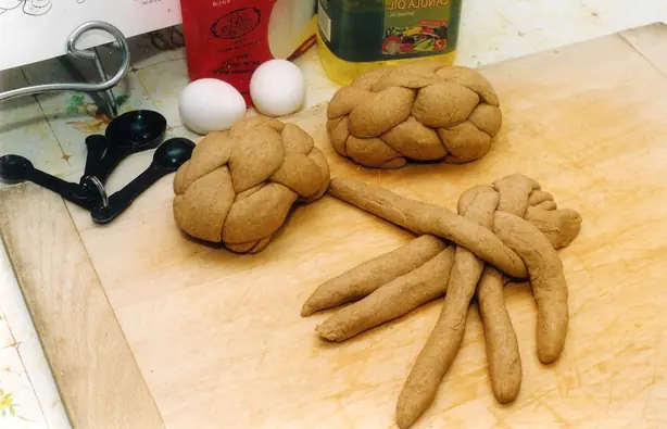 Foto von Klassische Challa (Jüdisches Zopfprot) – fertig angerichtet