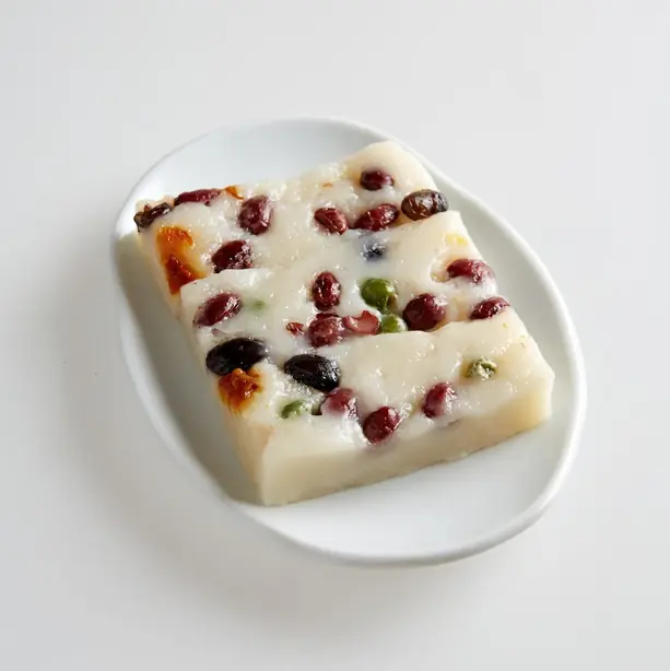 Foto von Chapssal-tteok (Koreanischer Reiskuchen mit roter Bohnenfüllung) – fertig angerichtet