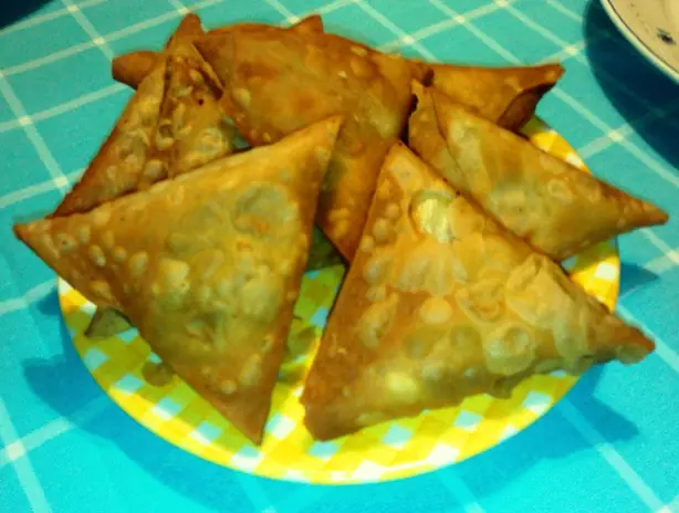 Foto von Klassische Indische Samosas – fertig angerichtet