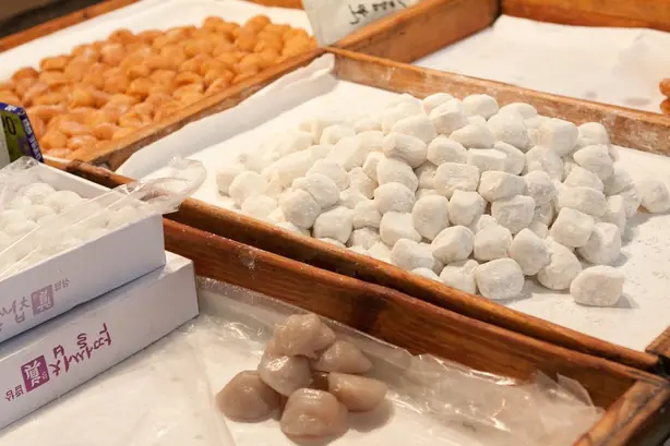 Foto von Koreanische Klebreiskuchen (Chapssaltteok) – fertig angerichtet