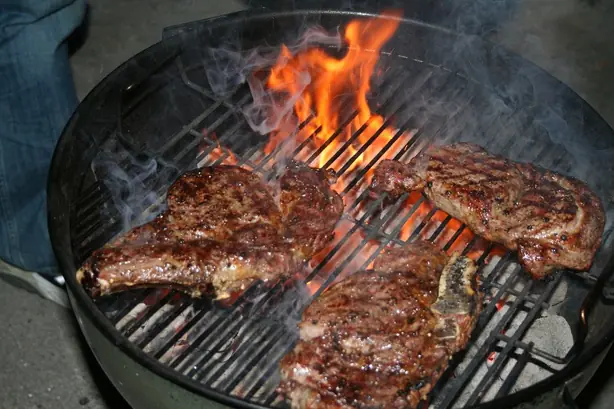 Foto von Klassisches Holzkohle-Steak (Gegrilltes Rindersteak) – fertig angerichtet