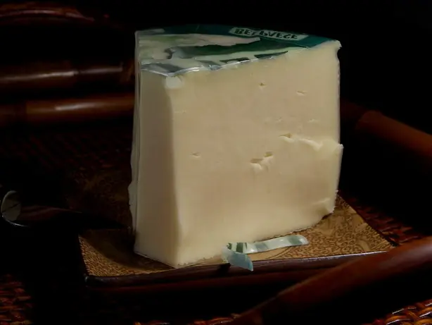 Foto von Hausgemachter Bel Paese (Italienischer Butterkäse) – fertig angerichtet