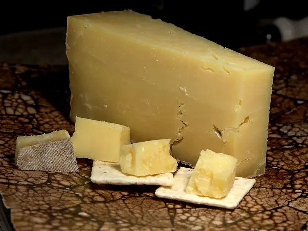 Foto von Gourmet-Käseplatte mit Kräckern – fertig angerichtet