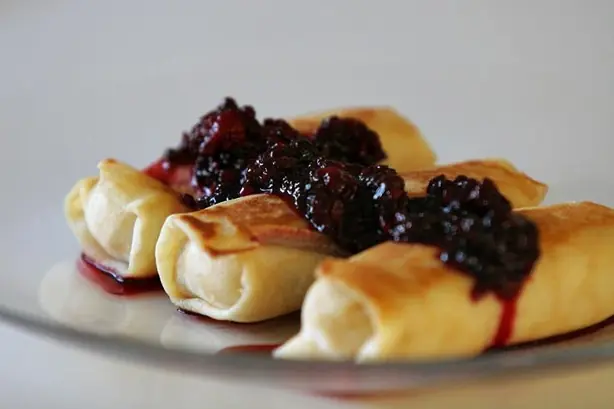 Foto von Traditionelle jüdische Blintzes mit Käsefüllung – fertig angerichtet