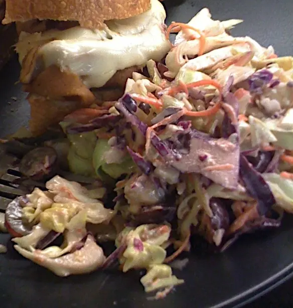 Foto von Käse-Karotten-Krautsalat (Cheese Slaw) – fertig angerichtet