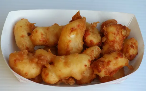 Foto von Hausgemachte Cheese Curds (Quietschekäse) – fertig angerichtet