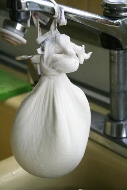 Foto von Hausgemachter Hüttenkäse (Cottage Cheese) – fertig angerichtet