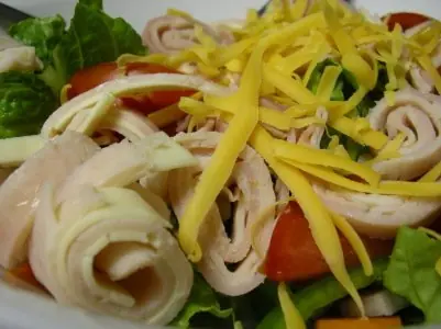 Foto von Klassischer Chef Salat – fertig angerichtet