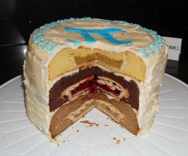 Foto von Cherpumple – Die ultimative Drei-Kuchen-Torte – fertig angerichtet