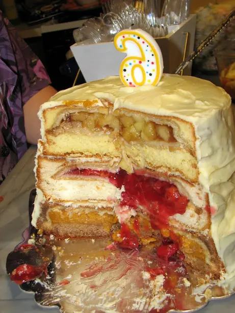 Foto von Charles Phoenix' Cherpumple (Turducken der Desserts) – fertig angerichtet
