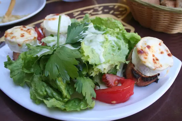 Foto von Chèvre chaud auf feinem Blattsalat – fertig angerichtet
