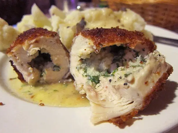 Foto von Kiewer Kotelett (Chicken Kiev) – fertig angerichtet