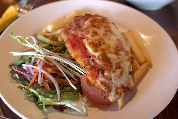 Foto von Chicken Parmesan (Hähnchen Parmigiana) – fertig angerichtet