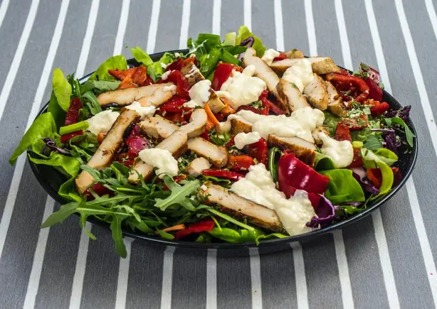 Foto von Klassischer Delikatess-Geflügelsalat – fertig angerichtet
