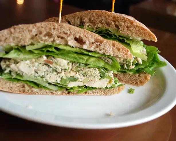 Foto von Klassischer Hähnchensalat – fertig angerichtet