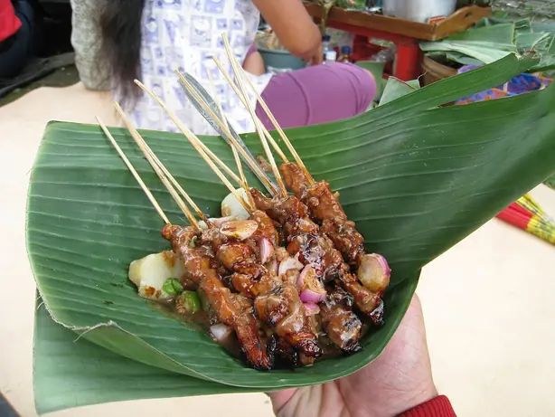 Foto von Authentische indonesische Hühnerspießchen (Sate Ayam) – fertig angerichtet