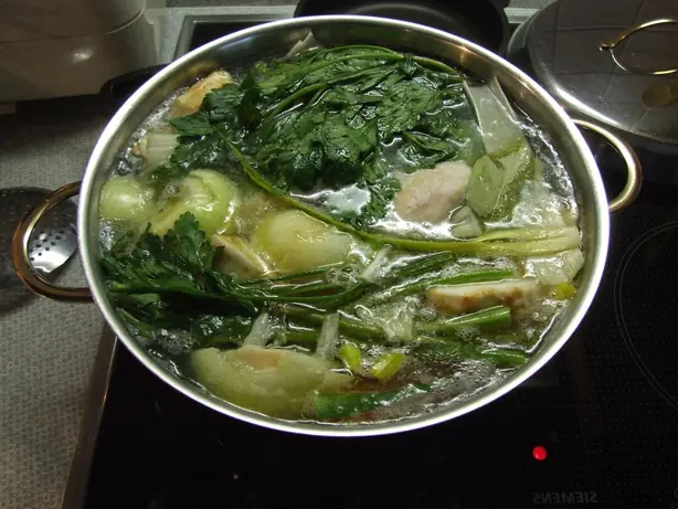 Foto von Klassische Hühnernudelsuppe – fertig angerichtet