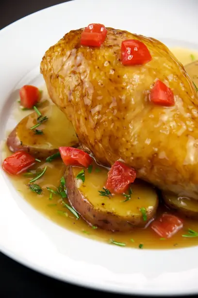 Foto von Chicken Vesuvio (Hähnchen nach Chicago-Art) – fertig angerichtet