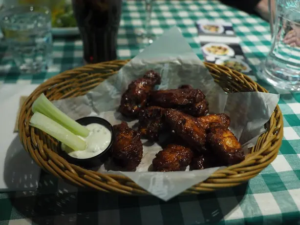 Foto von Klassische Buffalo Wings – fertig angerichtet