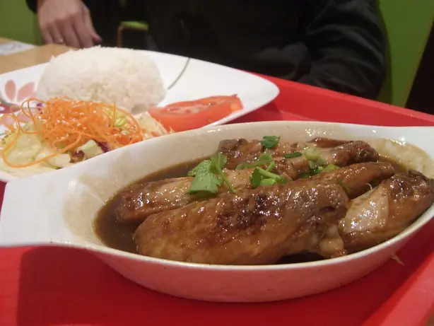 Foto von Cola-Hähnchen (Cola Chicken) – fertig angerichtet