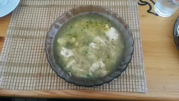 Foto von Chichirtma – Samtige georgische Hühnersuppe – fertig angerichtet