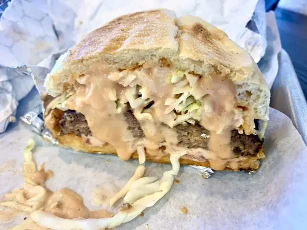 Foto von Dominikanischer Chimichurri-Burger (Chimi) – fertig angerichtet