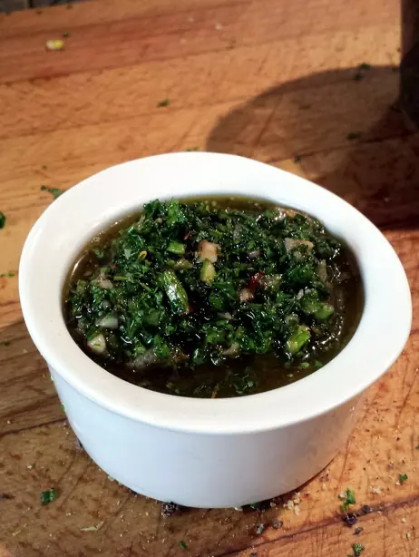 Foto von Klassisches Argentinisches Chimichurri – fertig angerichtet