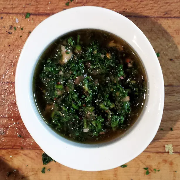 Foto von Argentinisches Chimichurri (Verde) – fertig angerichtet