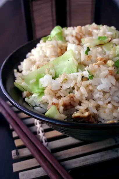 Foto von Klassischer chinesischer Bratreis (Chǎofàn) – fertig angerichtet