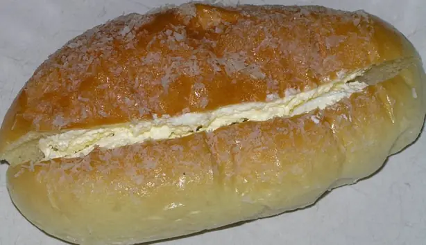 Foto von Klassisches Sahnebrötchen (Cream Bun) – fertig angerichtet