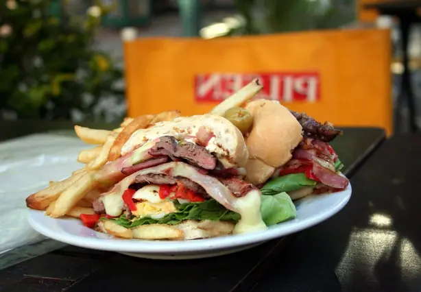Foto von Uruguayisches Chivito (Steak-Sandwich) – fertig angerichtet