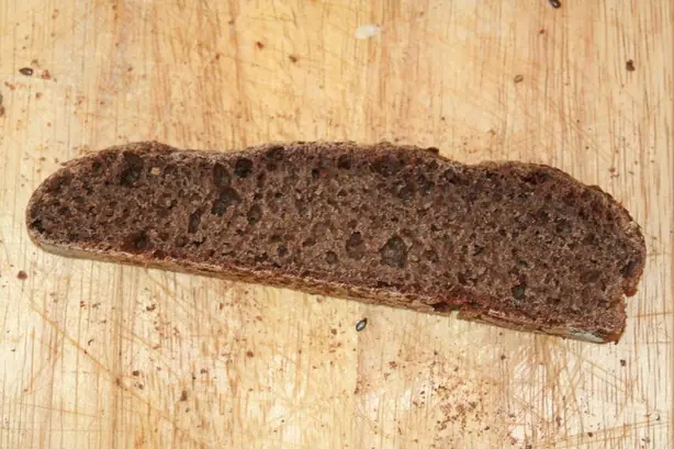 Foto von Boston Brown Bread (Gedämpftes New England Schwarzbrot) – fertig angerichtet