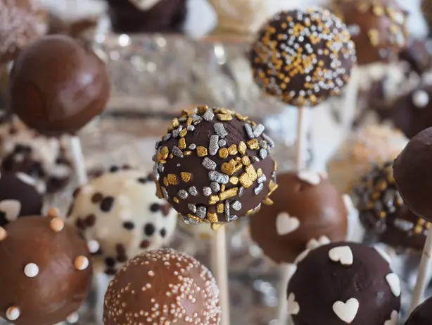 Foto von Klassische Cake Pops – fertig angerichtet