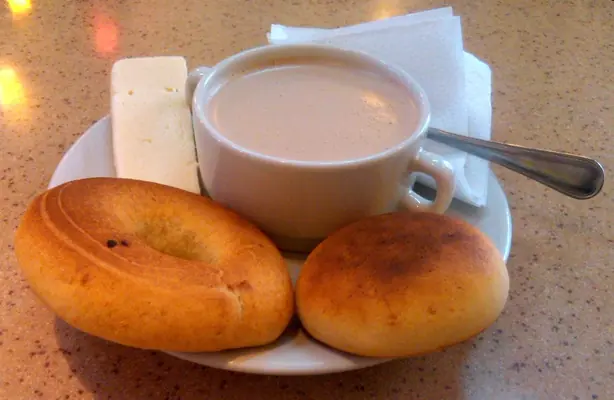 Foto von Almojábana (Kolumbianische Käsebrötchen) – fertig angerichtet